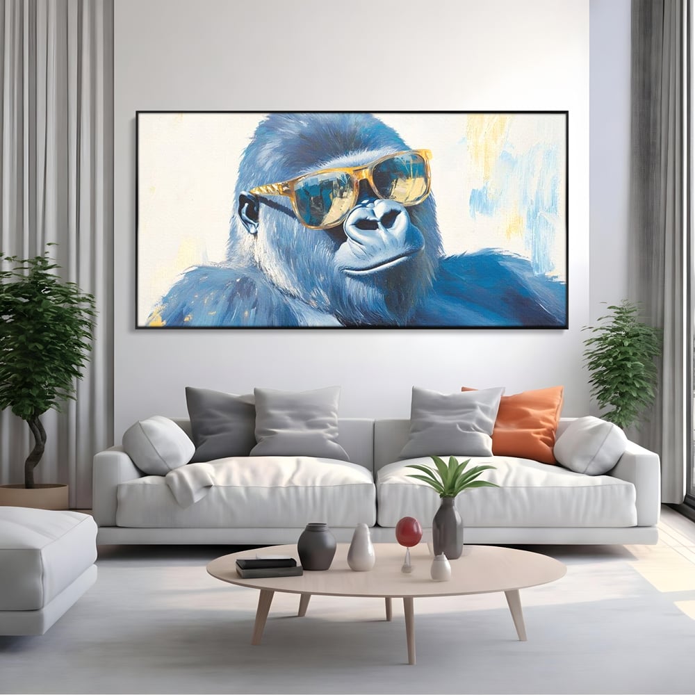 Tablou canvas cu pictura cu gorila purtand ochelari, in rama de aluminiu negru, pe perete intr-un living